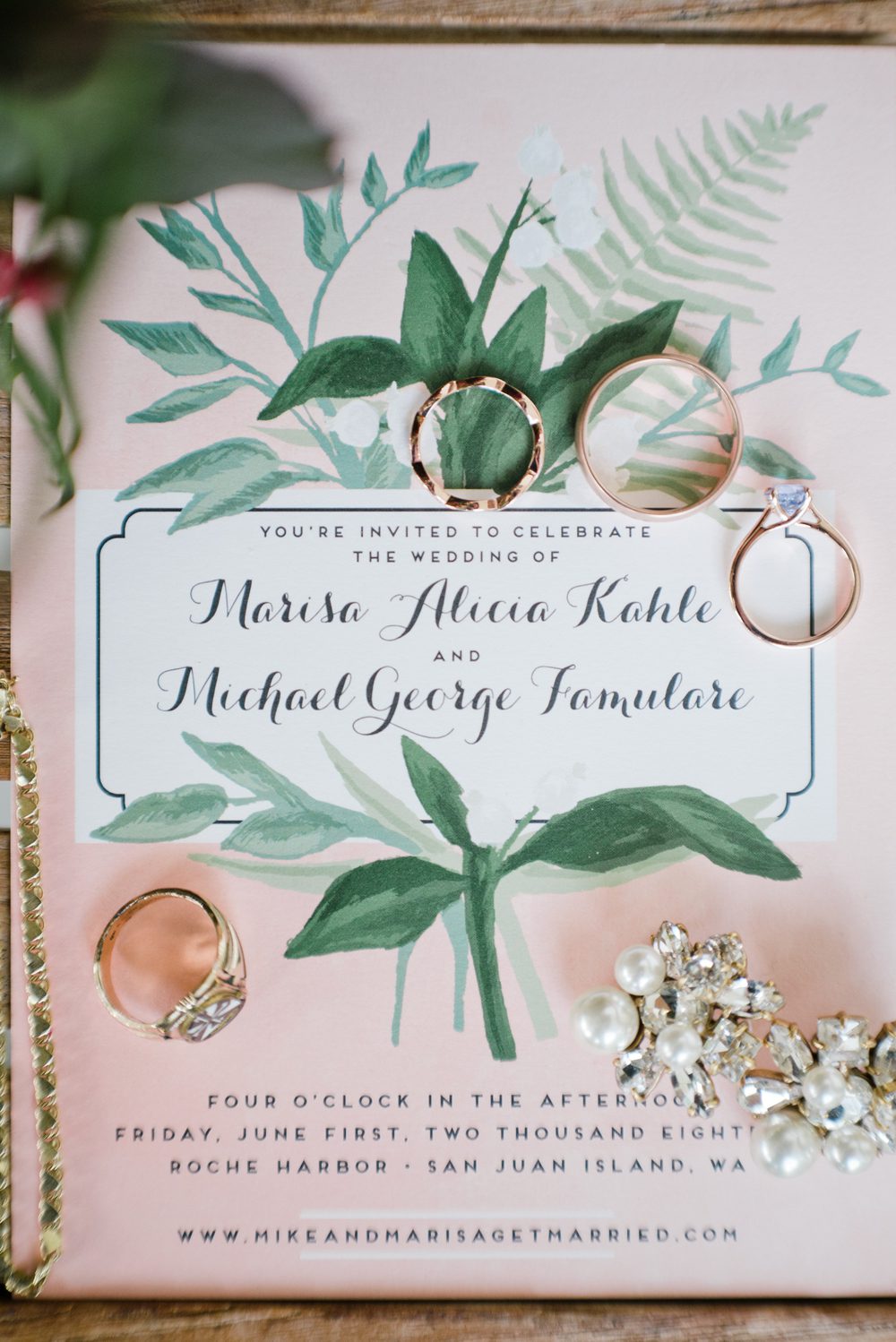 wedding-rings-on-wedding-invitation