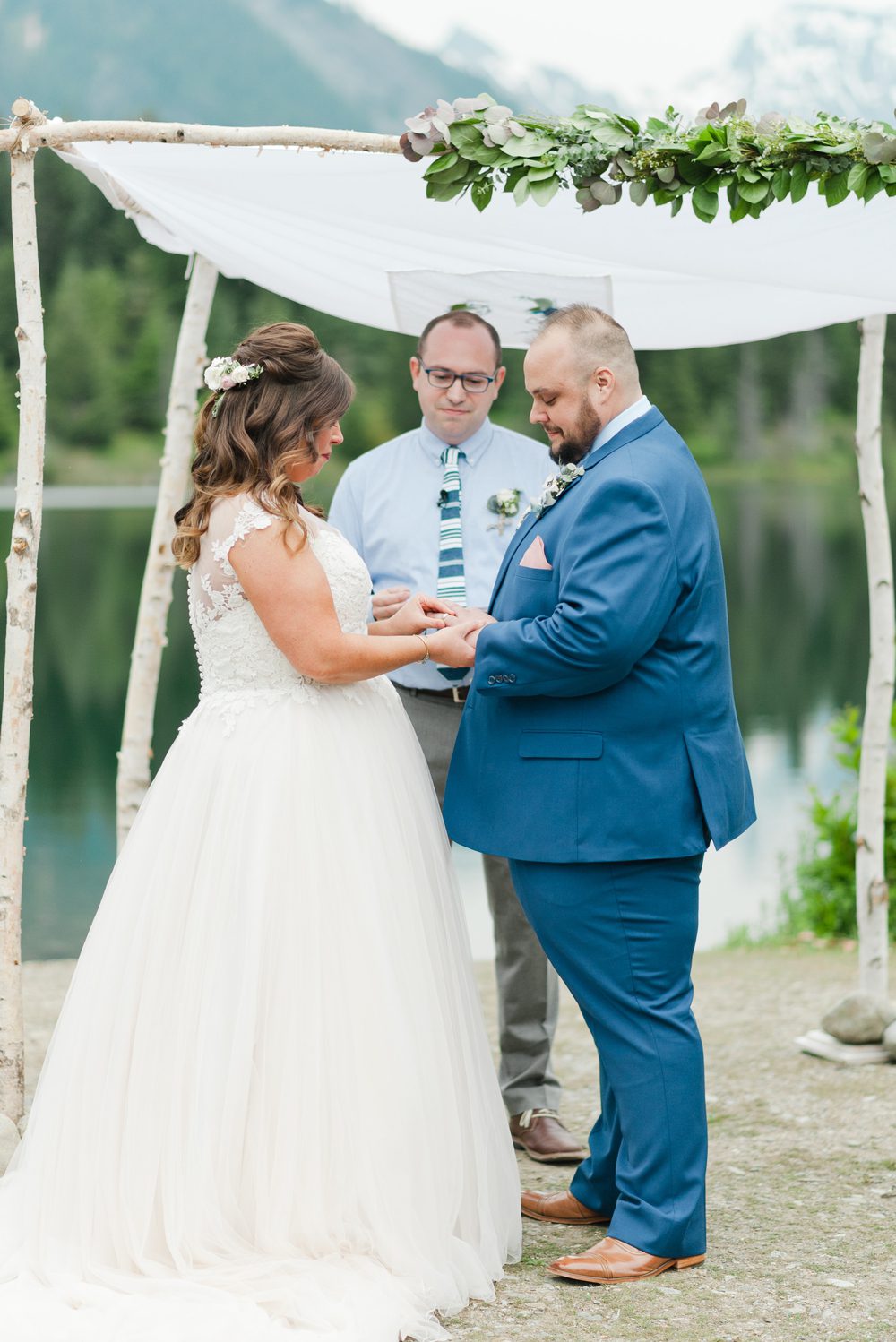 jewish-wedding-ceremony-at-mountain-lake