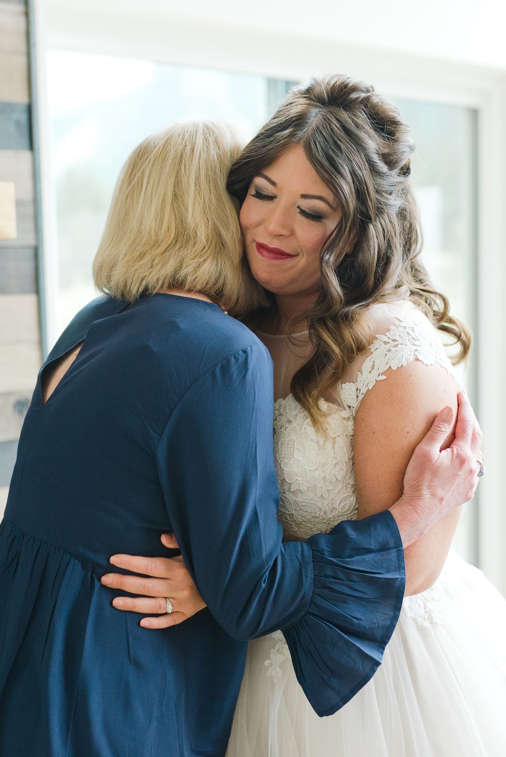 bride-hugging-mother