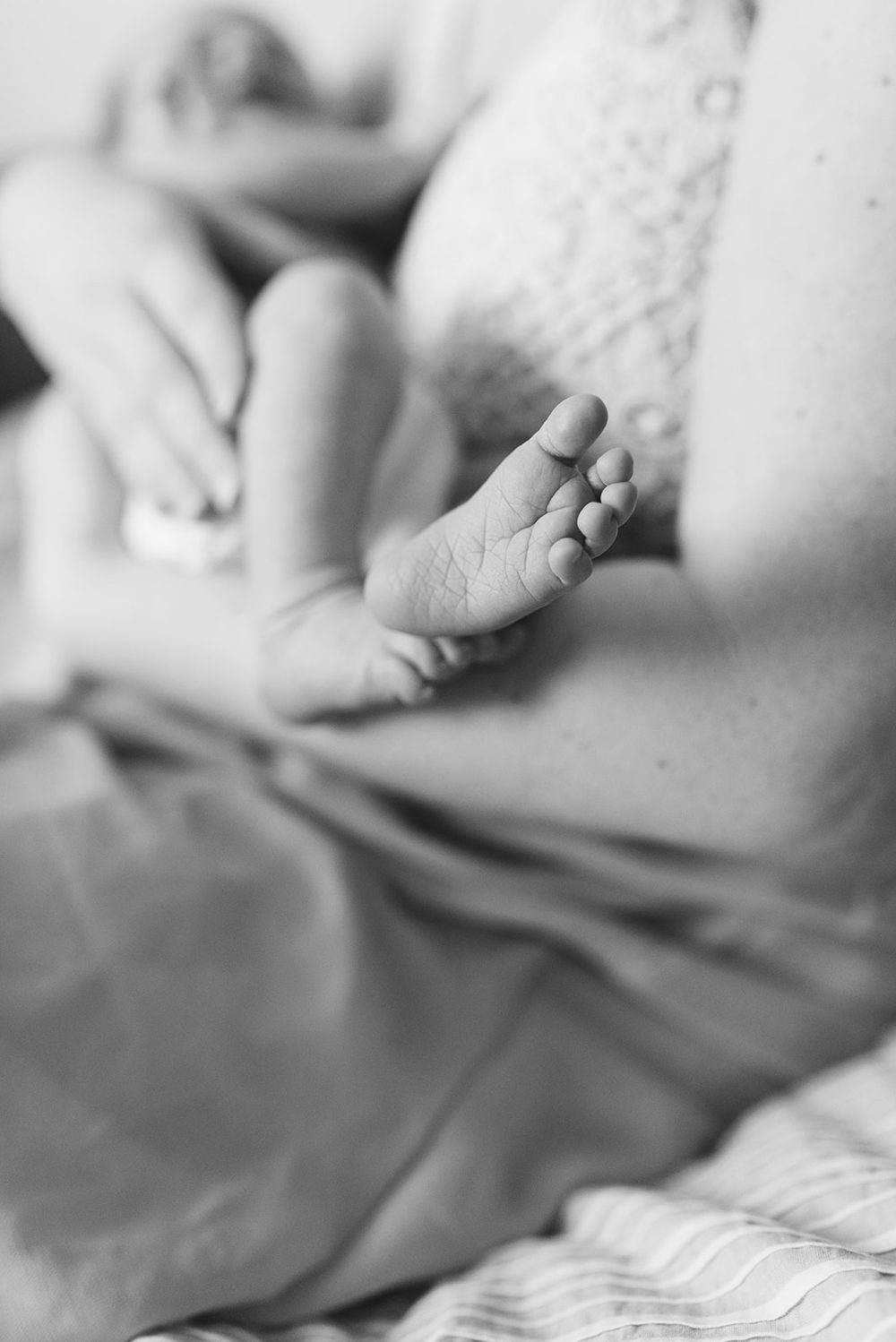 black-and-white-newborn-toes